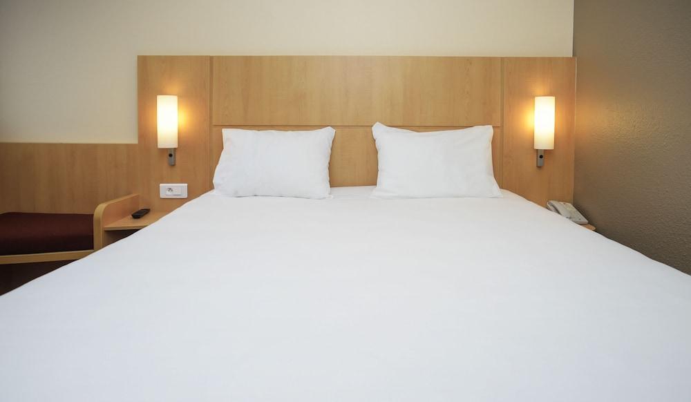 Ibis Nemours Hotel Buitenkant foto