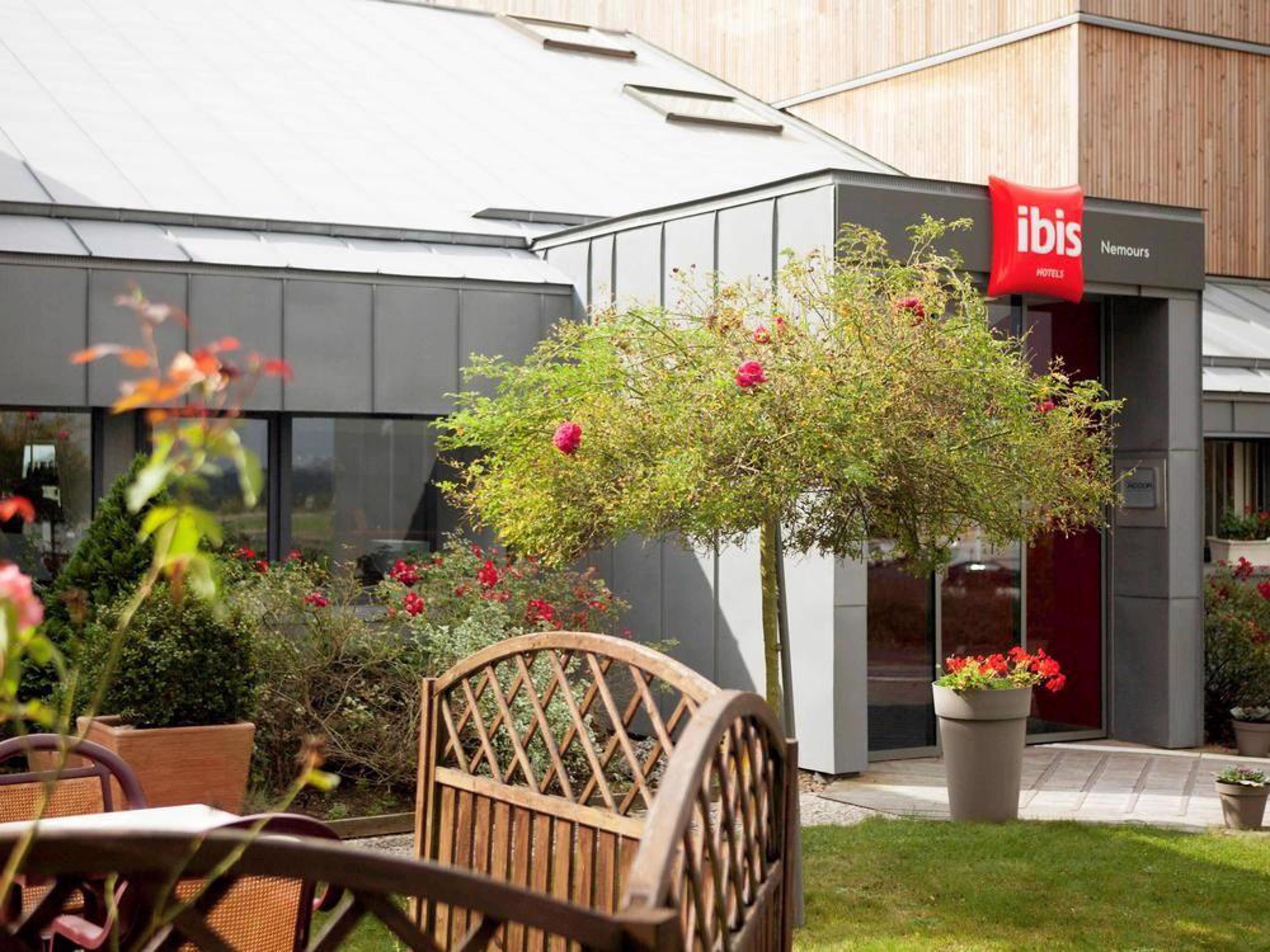 Ibis Nemours Hotel Buitenkant foto